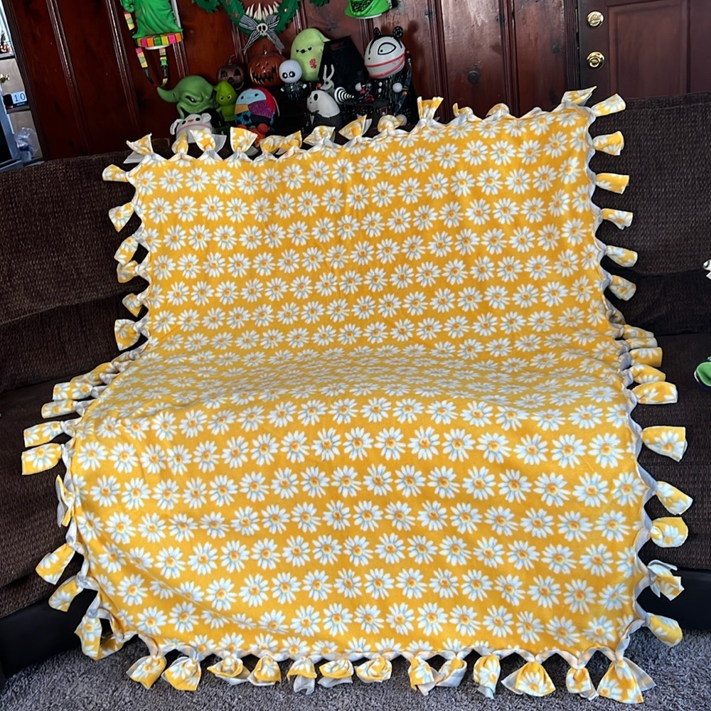 🌼Daisy fleece throw blanket. Daisies and plaid double fleece throw blanket.